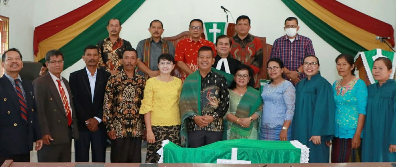 Bupati Simalungun dan Keluarga Ibadah Minggu di GKPS Pematang Panei