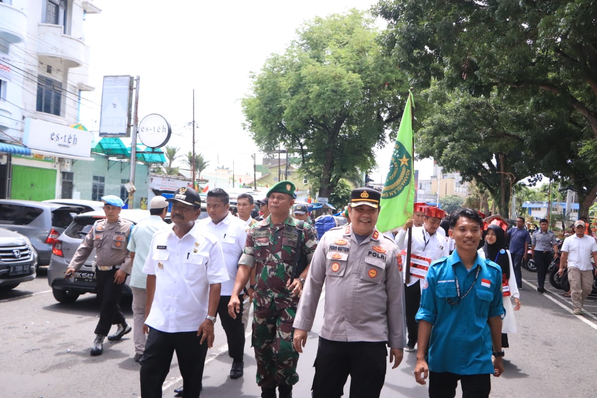 Ratusan Mahasiswa di Binjai Longmarch bersama Kapolres dan Walikota