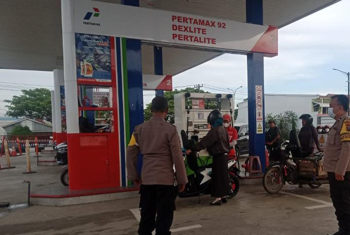 Polsek Tanjung Morawa Pastikan Pengisian BBM di SPBU Lancar