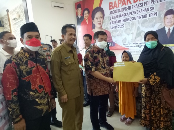 Dr Sofyan Tan Serahkan SK PIP Secara Simbolis Kepada Orangtua Siswa