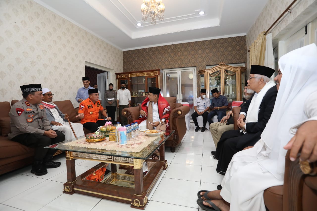 Kapolda Sumut Sambut Hangat Habib Luthfi