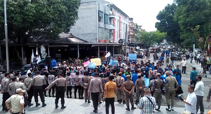 Mahasiswa Kota Binjai Demo Kenaikan BBM di Gedung DPRD