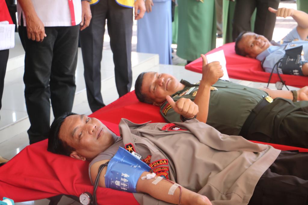 Sambut HUT TNI ke 77, Kapolda Sumut Donorkan Darahnya untuk kemanusiaan