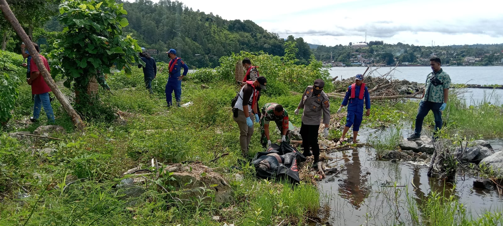 Kapolsek Parapat Pimpin Evakuasi Penemuan Mayat Wanita Berjaket Biru di Pinggiran Danau Toba