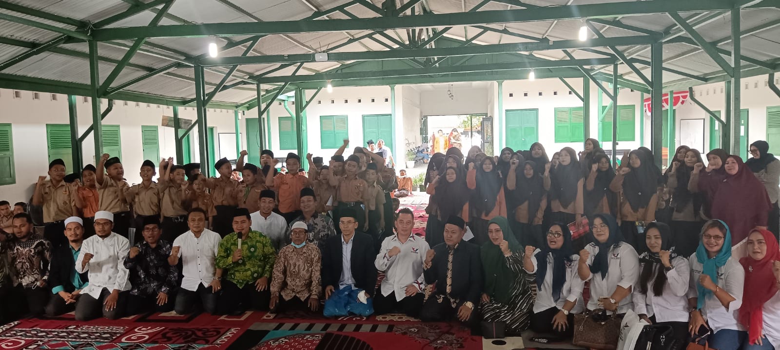 Dihdapan Ratusan Santri, TGB: Generasi Muda Harus Punya Visi Keislaman yang Kuat dan Kebangsaan yang Kokoh