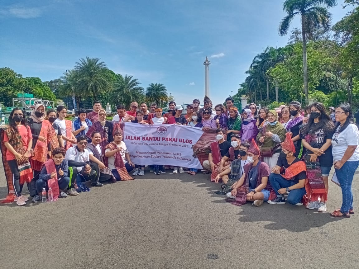 Jalan Santai Pakai Ulos di Car Free Day Jadi Sorotan Pengguna Jalan