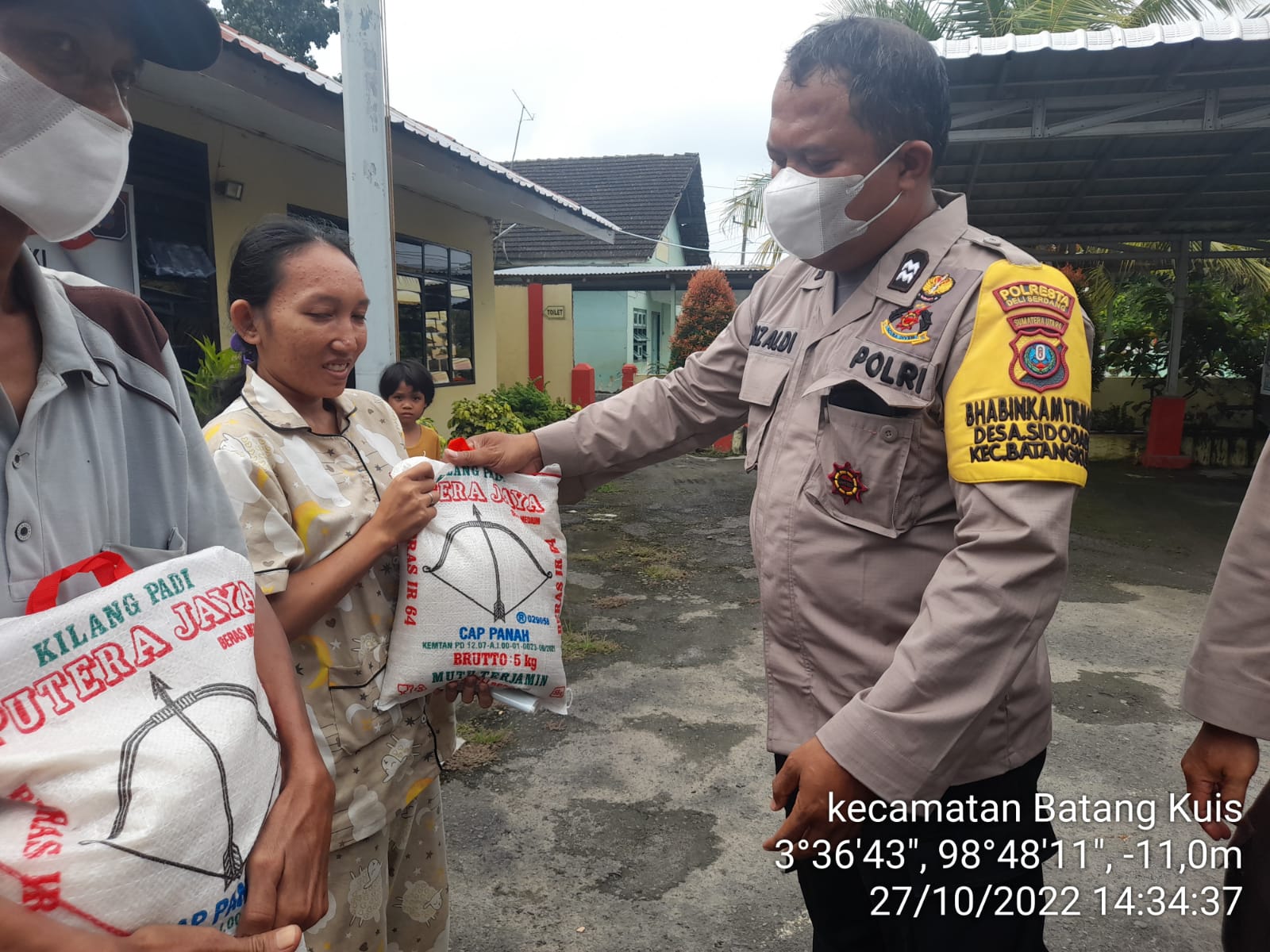Polsek Batang Kuis Bagikan Bansos kepada Masyarakat yang Terdampak Kenaikan Harga BBM