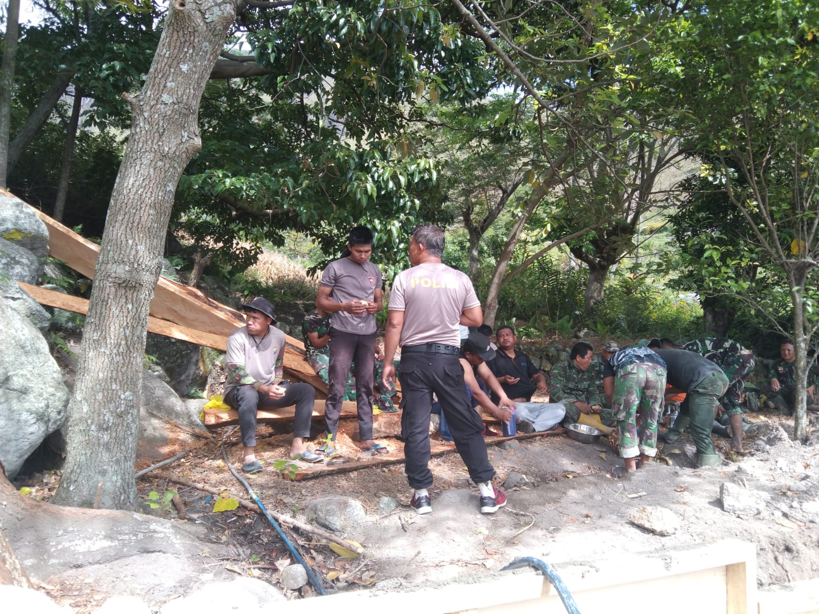 Perhatian Warga Desa Hasinggaan Samosir Kepada personil TNI – POLRI Yang Melaksanakan TMMD ke-115