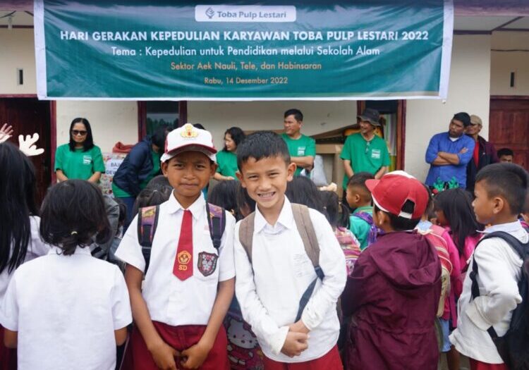 Hari Gerak Kepedulian Karyawan Toba Pulp Lestari (TPL) Gelang Dana Bagi Pendidikan Sekolah yang kurang  mampu di Toba