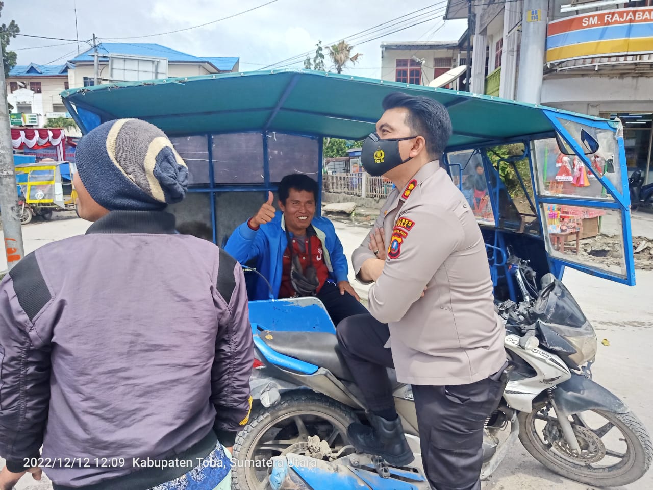 Kapolres Toba Sambangi dan Silahturahmi Bersama Abang Becak, Ini Pesannya