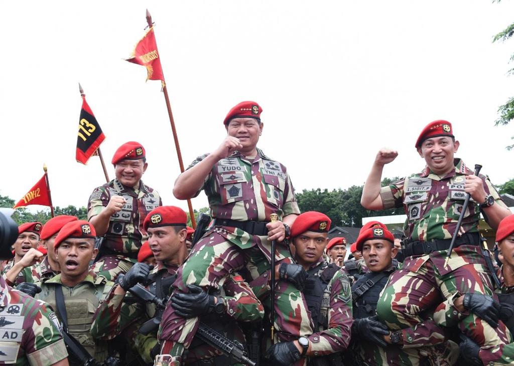 Kasad Sematkan Brevet Dan Sangkur Komando Kopassus Kepada Panglima TNI dan Kapolri