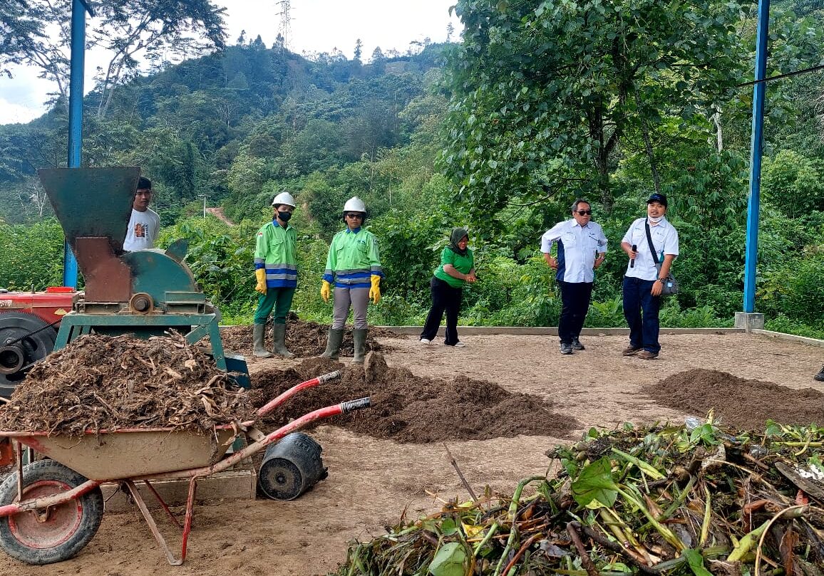 PJT I Berdayakan Masyarakat di Siruar Mengubah Eceng Gondok Menjadi Kompos