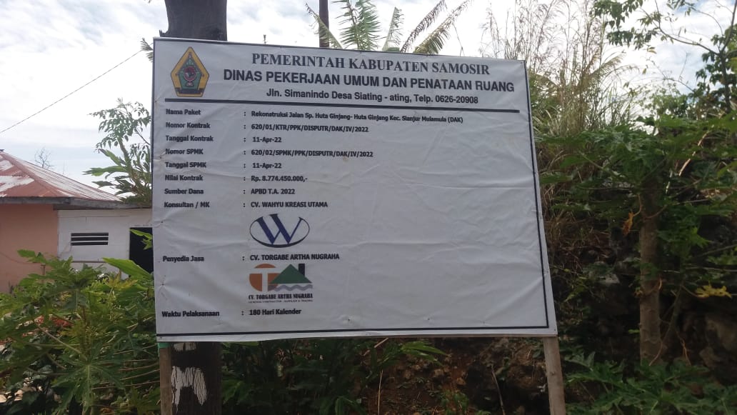 Plang proyek lanjutan rekonstrusksi jalan simpang Huta Ginjang-Huta Ginjang Kecamatan Sianjut Mulamula Kabupaten Samosir TA 2022. (dok.Pangihutan Sinaga/galasibot.co.id)
