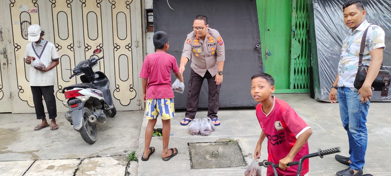 Kapolres Tanjung Balai Borong Semua Buah Salak Pedagang
