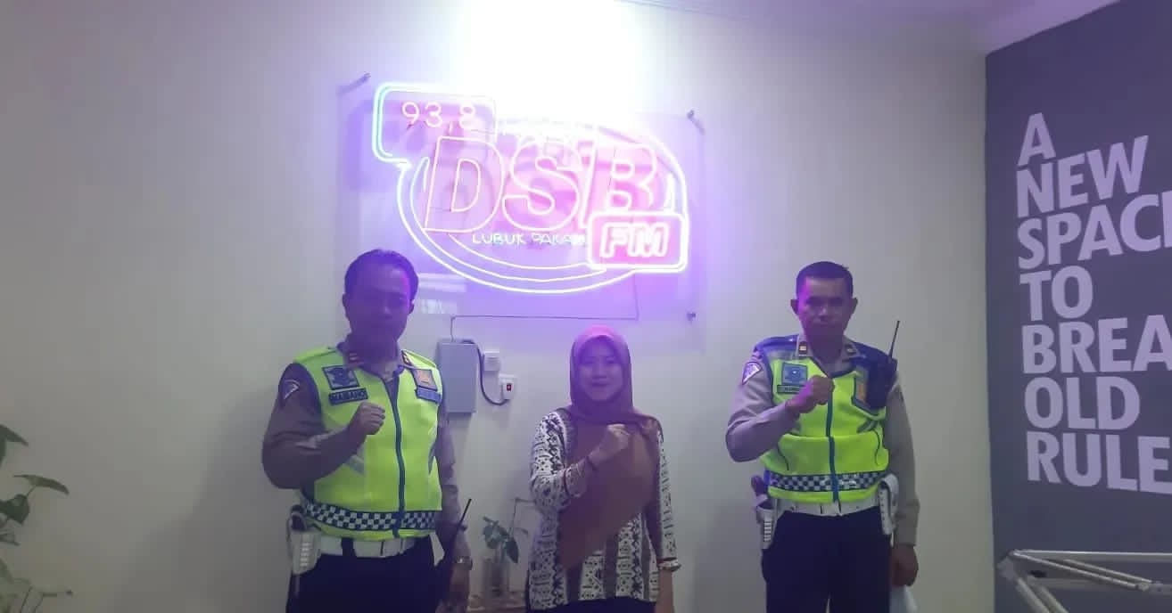 Lewat Saluran Radio, Personil Satlantas Polresta Deli Serdang Himbau Warga Taat Berlalu Lintas