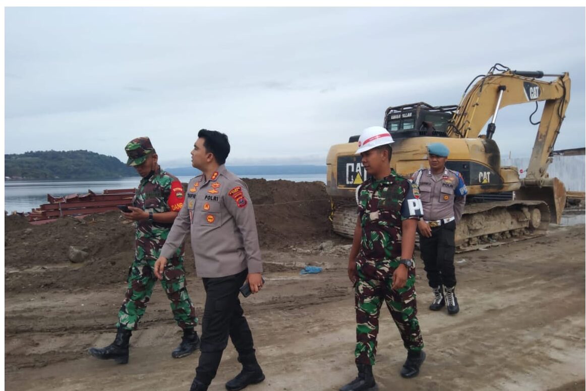 Kapolres Toba AKBP Taufiq Hidayat Thayeb saat melakukan pengecekan Lokasi Command Center. (dok. Rina Siagian/galasibot.co.id)