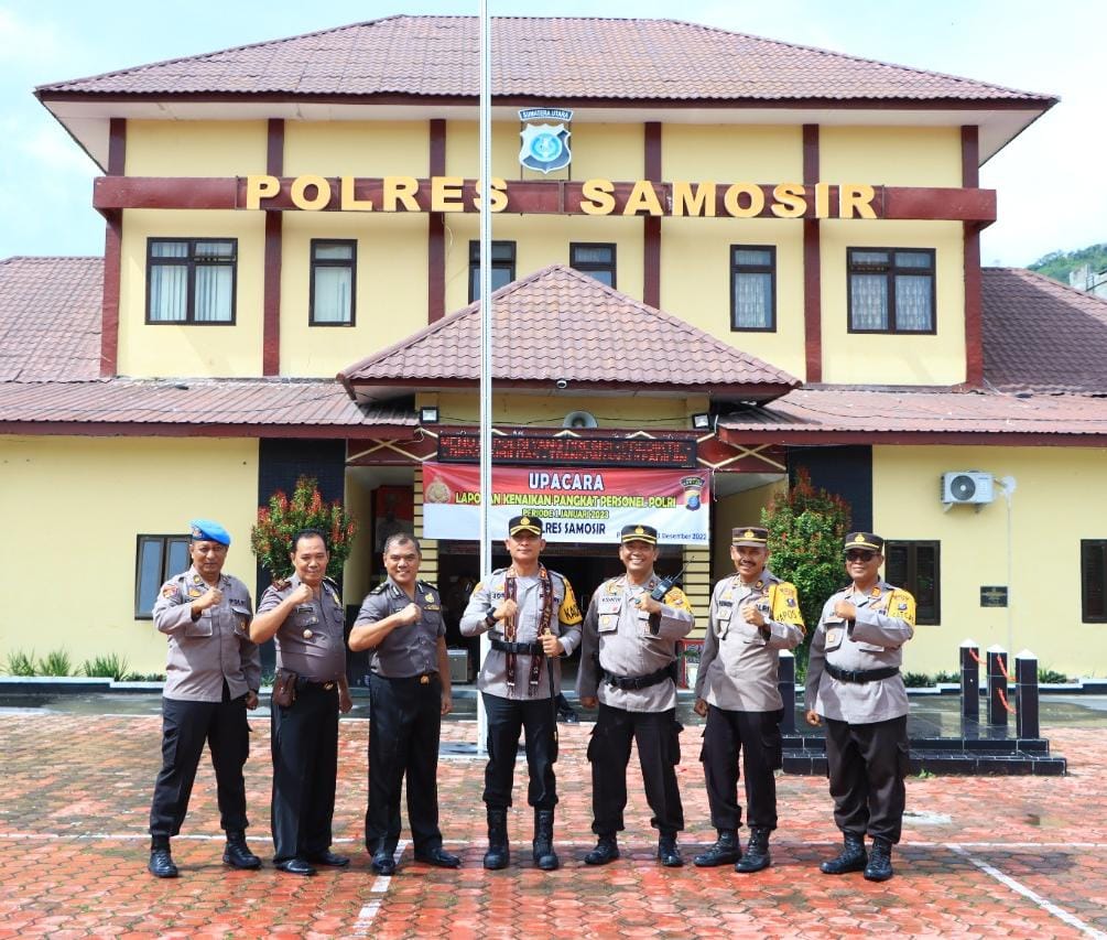 Upacara Korps Raport Kenaikan Pangkat Perwira Dan Bintara Polres Samosir