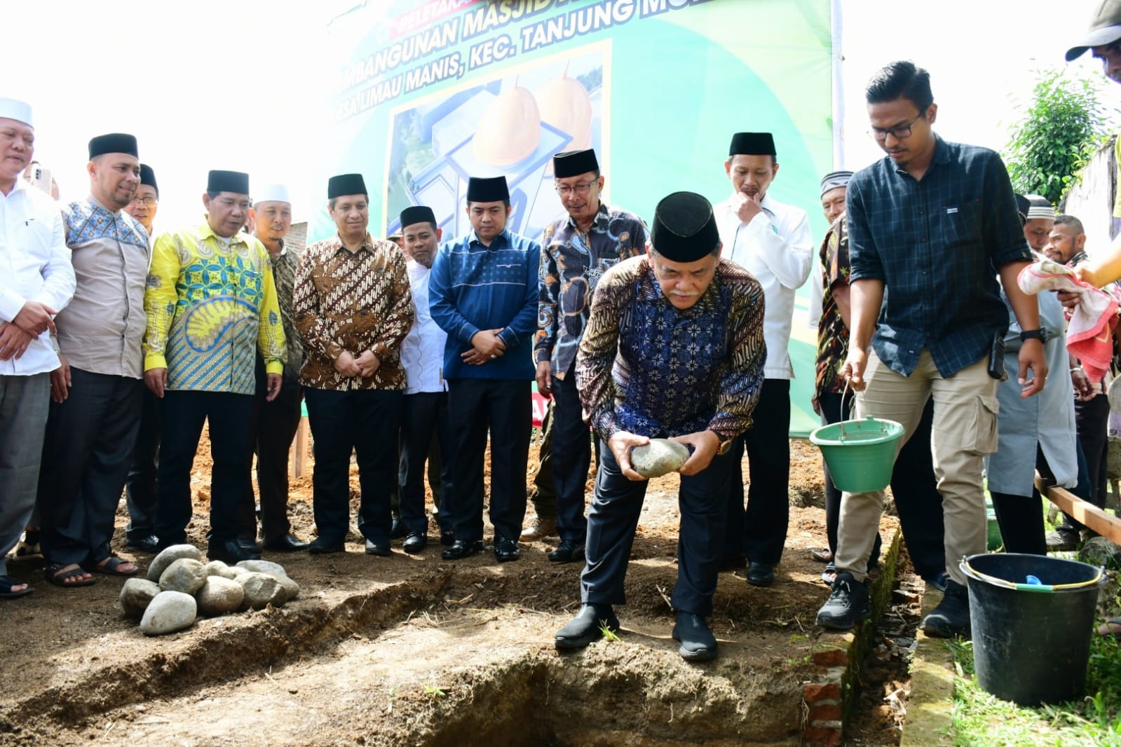Peletakkan Batu Pertama Masjid Al Istiqomah, Wabup: Kita Bangun Kehidupan Masyarakat Yang Dilandasi Nilai-Nilai Moral Keagamaan