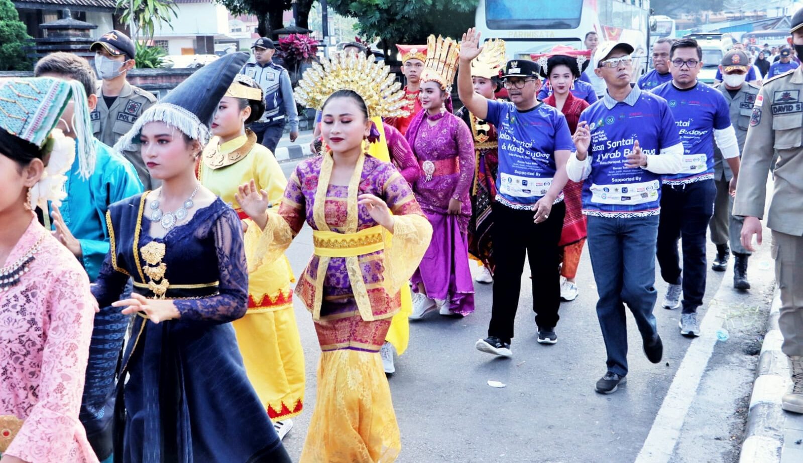 Jalan Santai Dan Kirab Budaya di Kota Parapat