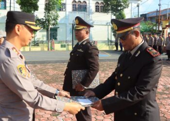 Polres Samosir Lepas Dua personil  Purna Bhakti
