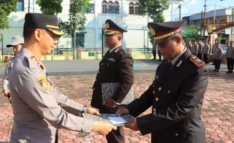Polres Samosir Lepas Dua personil  Purna Bhakti