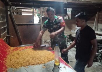 Motivasi Pelaku UMKM, Babinsa Sulaiman  Sambangi Penjual Mie Tradisional