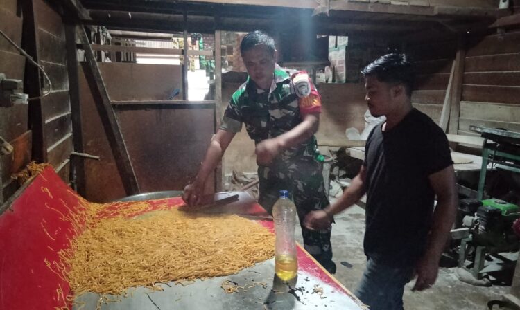 Motivasi Pelaku UMKM, Babinsa Sulaiman  Sambangi Penjual Mie Tradisional