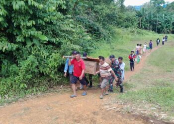 Satgas Pamtas Yonif 645/Gardatama Yudha Bantu Prosesi Pemakaman Warga Perbatasan