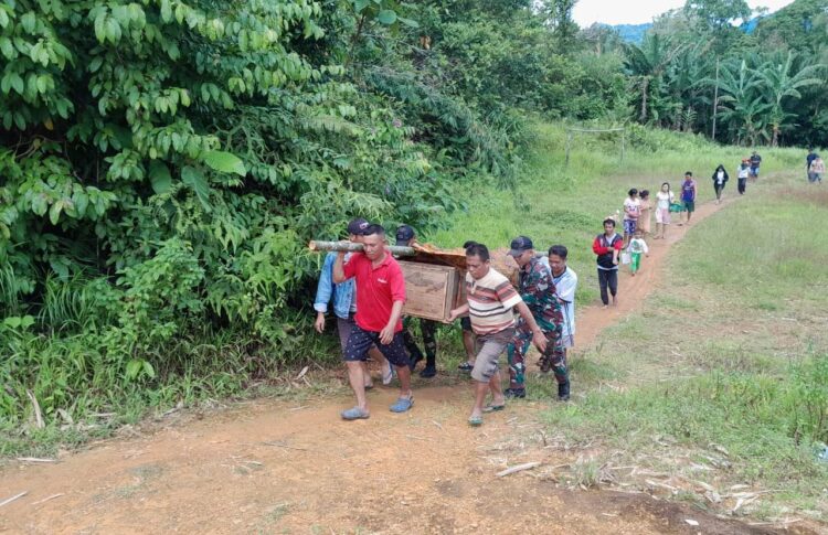 Satgas Pamtas Yonif 645/Gardatama Yudha Bantu Prosesi Pemakaman Warga Perbatasan