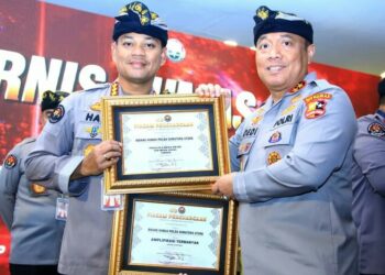 Penghargaan Kadivhumas Pada Saat Rakernis Humas Polri