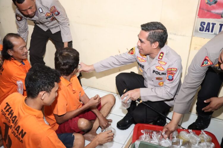 Berkah Ramadhan, Kapolres Batu Bara AKBP Jose D.C Fernandes Bagikan Takjik Kepada Tahanan