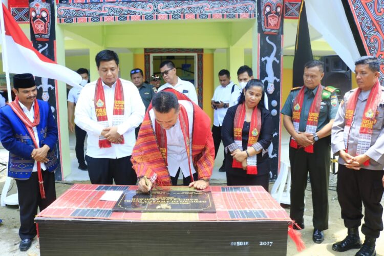 Bupati Samosir Dampingi Wagubsu Resmikan Gedung Olahraga