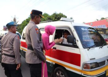 Polres Madina Berbagi Takjil Kepada Masyarakat Di Bulan Ramadhan 1444 H/2023 M