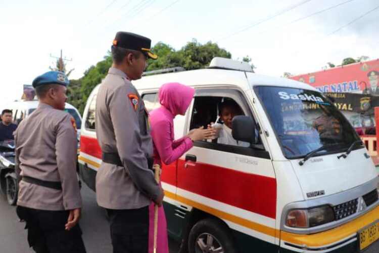 Polres Madina Berbagi Takjil Kepada Masyarakat Di Bulan Ramadhan 1444 H/2023 M