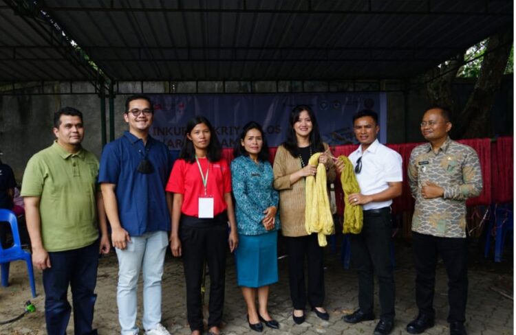 Ketua TP PKK Toba Kagumi  Kriya Ulos Yang Gunakan Pewarna Alami