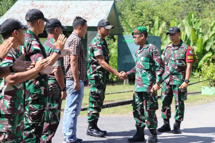 Satgas Pamtas RI-MLY Yonif 645/Gardatama Yudha Terima Kunjungan Danbrigif 19/Khatulistiwa