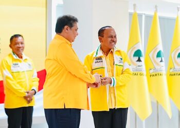 Maruli Siahaan Terima  KTA  Dan Jaket Golkar