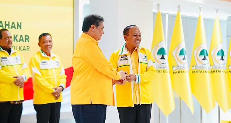 Maruli Siahaan Terima  KTA  Dan Jaket Golkar
