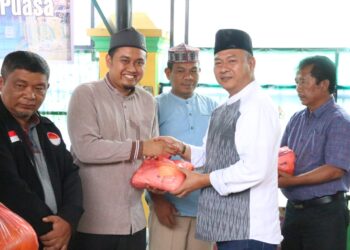 Safari Ramadhan, Bupati Taput Berikan 300 Paket Sembako