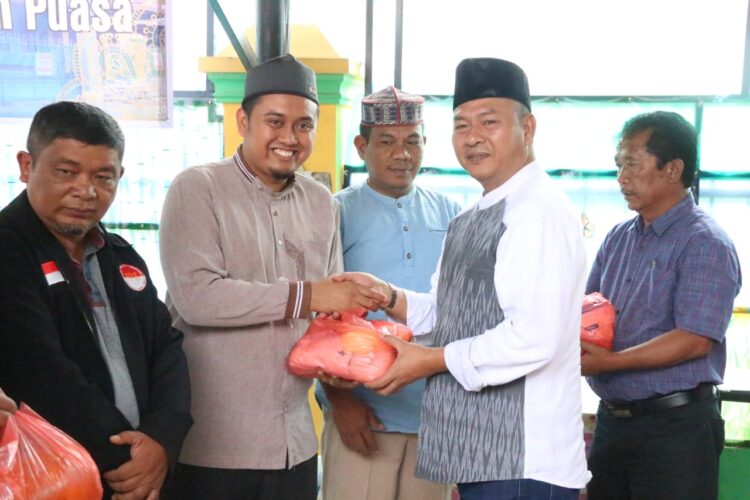 Safari Ramadhan, Bupati Taput Berikan 300 Paket Sembako