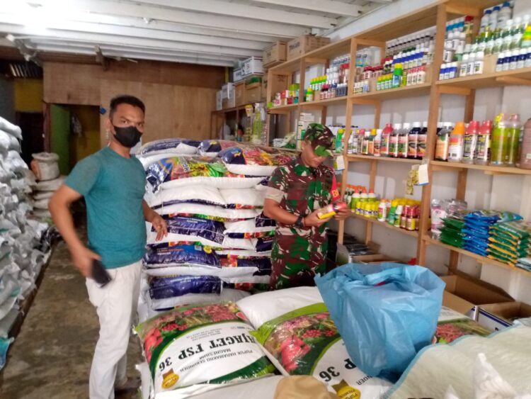 Pendampingan Babinsa di Wilayah Kecamatan Madat untuk Mengantisipasi Kelangkaan Pupuk dan Obat Pertanian