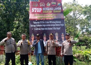 Cegah Karhutla, Bhabinkamtibmas Polres Samosir Kunjungi Masyarakat Binaan Dan Pasang Spanduk