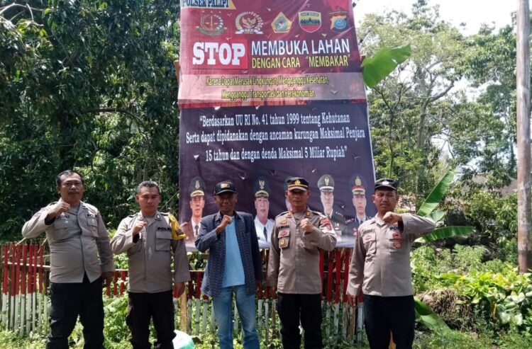 Cegah Karhutla, Bhabinkamtibmas Polres Samosir Kunjungi Masyarakat Binaan Dan Pasang Spanduk