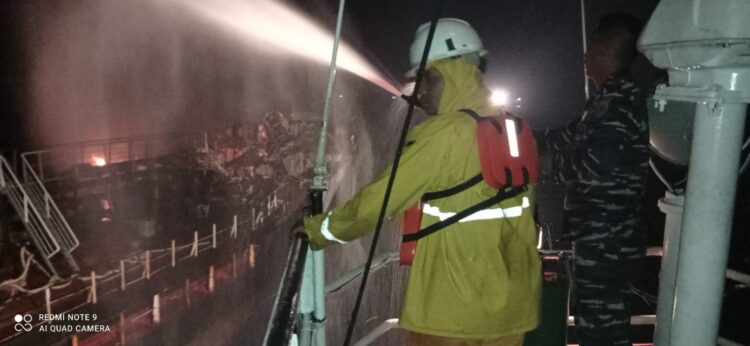 Kapal Pengangkut BBM Terbakar, TNI AL Kirim Tim SAR