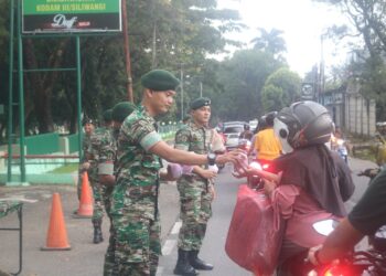 Yonif Raider 300/Bjw Bagikan Takjil Kepada Warga Cianjur