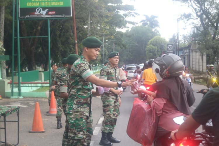 Yonif Raider 300/Bjw Bagikan Takjil Kepada Warga Cianjur