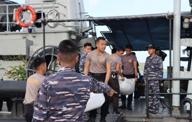 Bantuan Kemanusiaan Bencana Longsor  dari Kapolri dan Ketua Umum Bhayangkari Tiba di Serasan Kepri