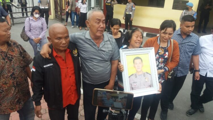 Datangi Mapolres Samosir, Keluarga Almarhum Bripka Arfan Saragih Kecewa Hasil Autopsi