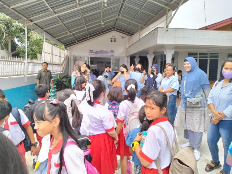 Siswa SD Zepanya Batubara Kunjungi Galery Ulos Sianipar di Medan