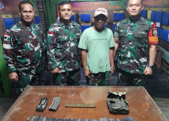 Satgas Yonif 132/BS Amankan  28 Amunisi Dan Dua Magazen Dari Gedung LSPE Pemkab Keerom Temuan Warga